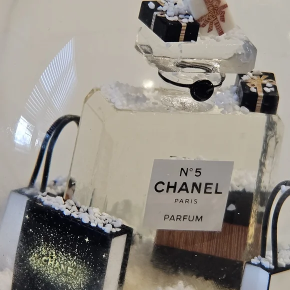 Chanel #5 Rare Snow Globe w/Mini Bags NWB - Picture 4 of 4